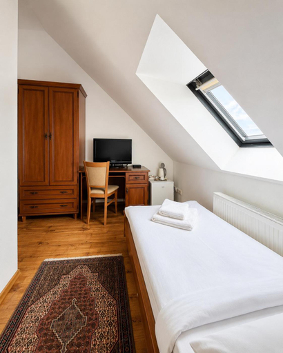 Bedroom 3, Olymp penzion, Komárno