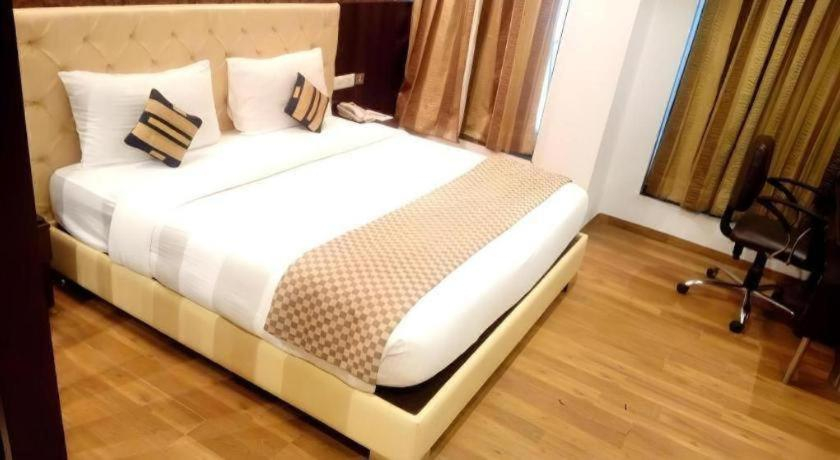 Bedroom 3, Hotel Signature Grand, Delhi