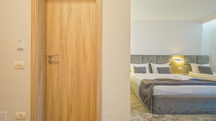 Bedroom 2, Sub Cetate, Rasnov