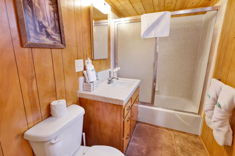 Bathroom 3, Paradise in cedar #2095, San Bernardino
