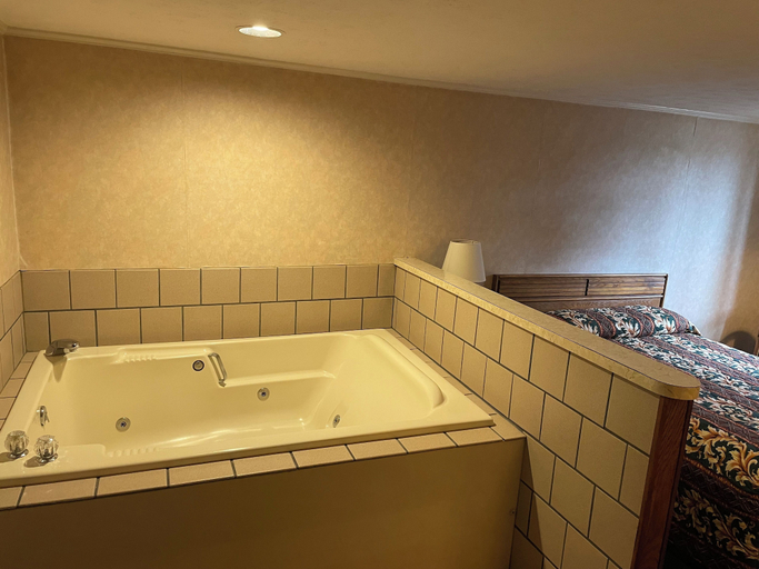 Bathroom, Budget Host Westgate Inn, Laurel