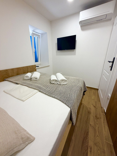 Room 4, Blažov Dvor, Nin
