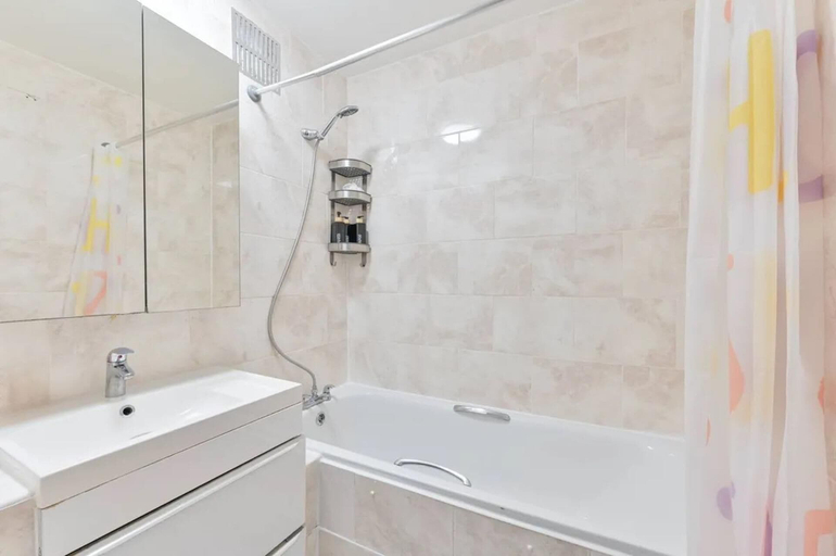 Bathroom 4, Cozy 2-bed Escape in Blackheath Smart Studio, London