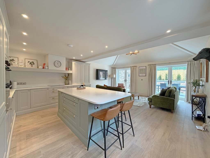 Room 5, The Stables - Stylish Stay Sleeps 6 and Parking, York