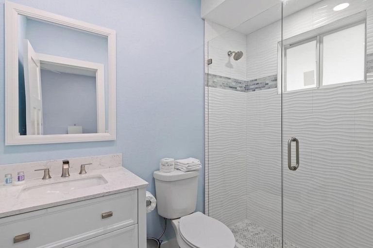 Bathroom 3, THE PALMVIEW AND SANDPIPER INNS, Lee