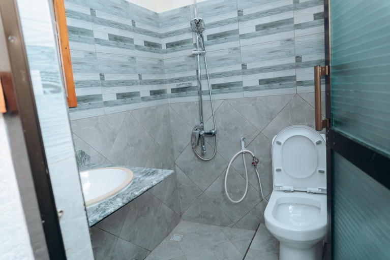 Bathroom 4, Arusha Giraffe Lodge, Arusha Urban