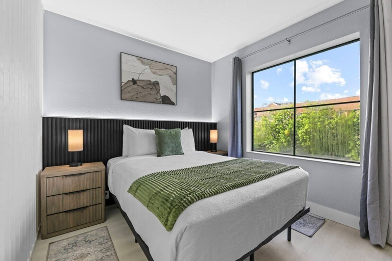 Room 2, 2BR Suite Near Universal w/ Pool & Gym, Orange