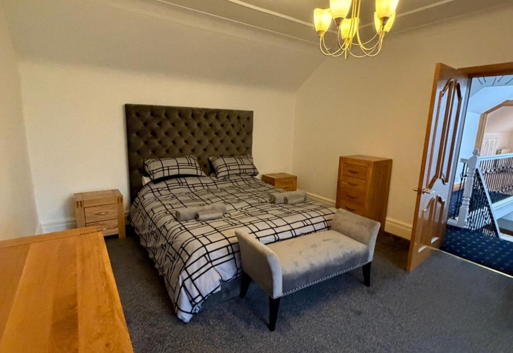 Room 4, Luxurious Airdrie Retreat With 5 Bedrooms, North Lanarkshire