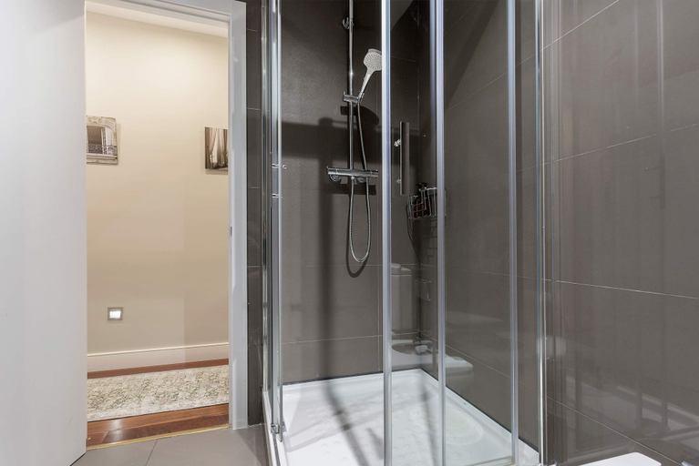 Room 5, Stylish 4BD Apartment Madrid . Duque de Osuna II, Madrid