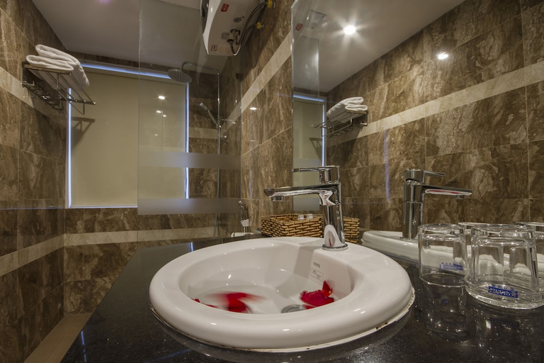 Bathroom 5, Dana Agena Bantiq Hotel, Da Nang