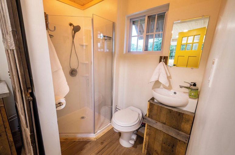 Bathroom, Schuyler Yacht Basin, Washington