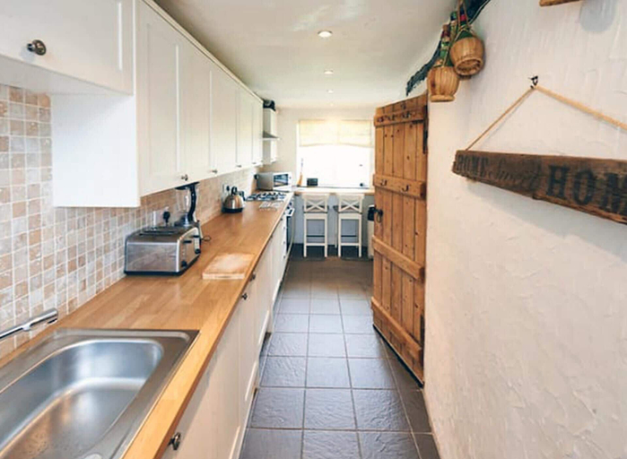 Private kitchen 2, Lakeside Cottage - Sleeps 8 - Garden, Cumbria