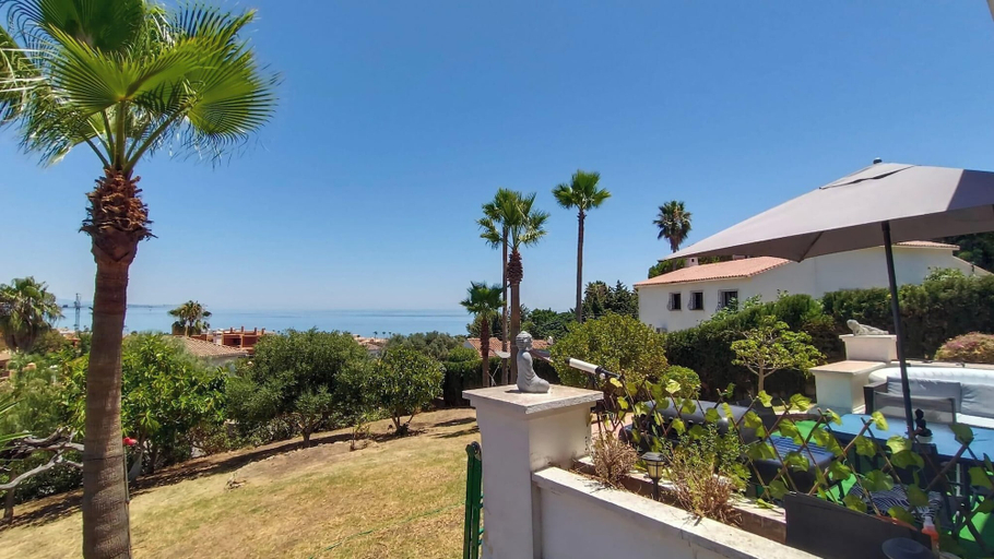 Property grounds 5, House - Sleeps 8 - Hot Tub - Beach Access, Málaga