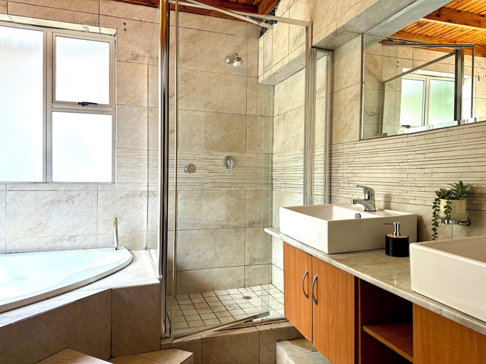 Bathroom 1, Room-luxurious Ensuite - A, City of Johannesburg