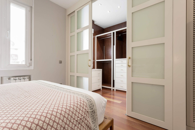 Room 5, Stylish 4BD Apartment Madrid Duque de Osuna II, Madrid