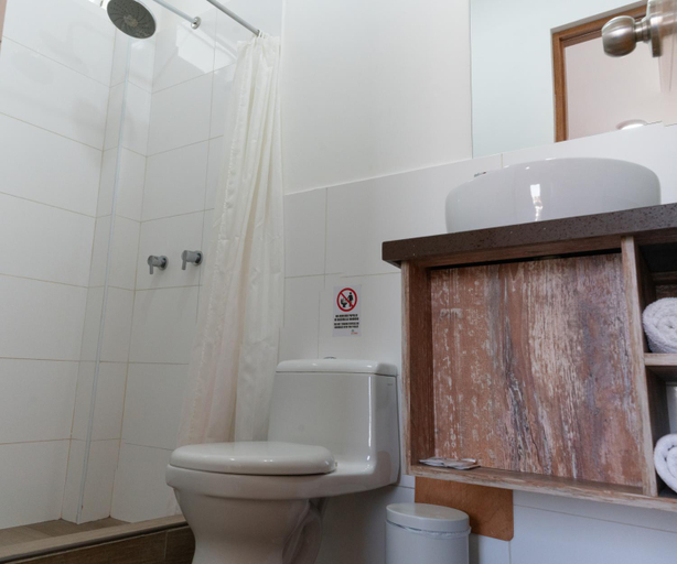 Bathroom 2, La Estancia Hotel, Ica