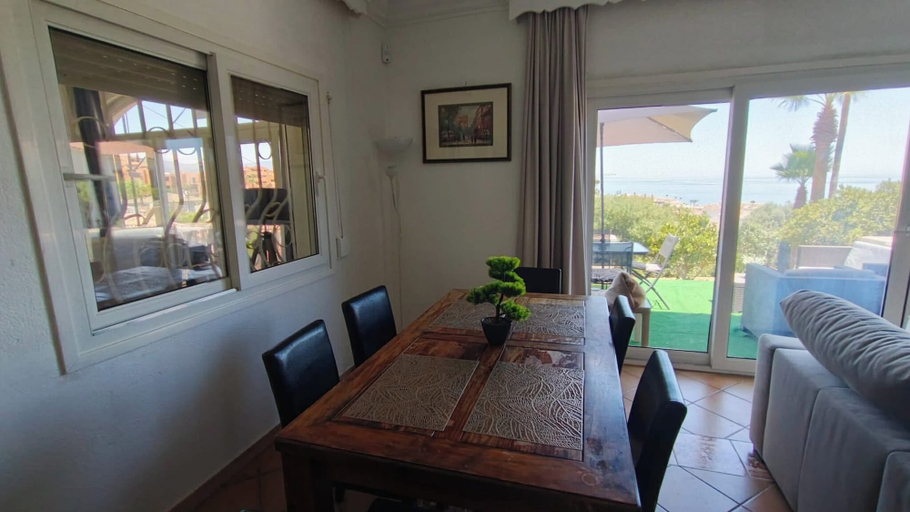 Dining, House - Sleeps 8 - Hot Tub - Beach Access, Málaga