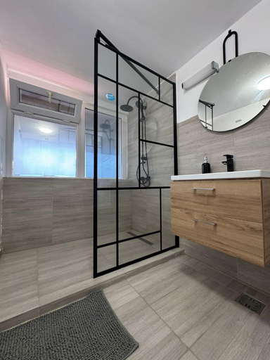 Bathroom 2, Born by the sea, Limanu
