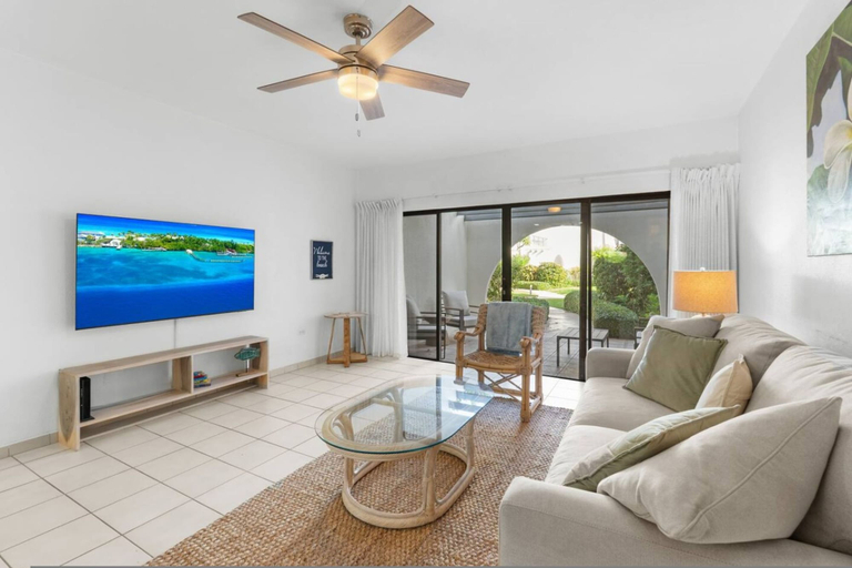 Room 2, Villas Pappagallo 17