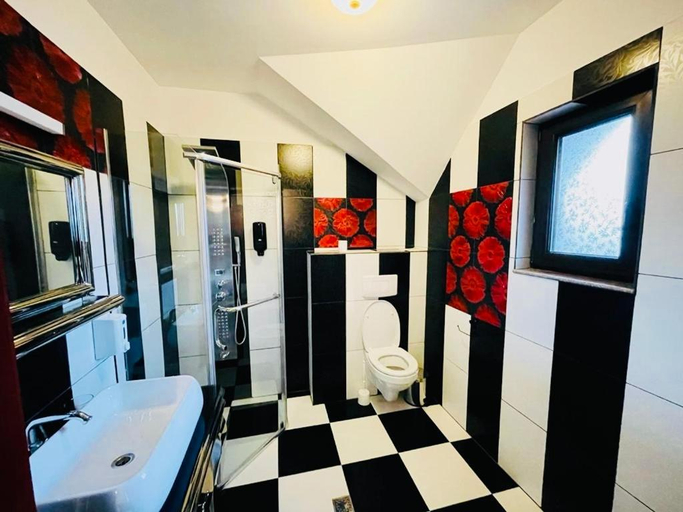 Bathroom 3, Imperial Resort, Codlea