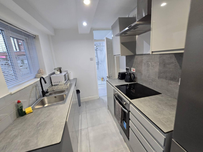 Kitchen 5, House 5 minutes from Sefton Park, Sefton