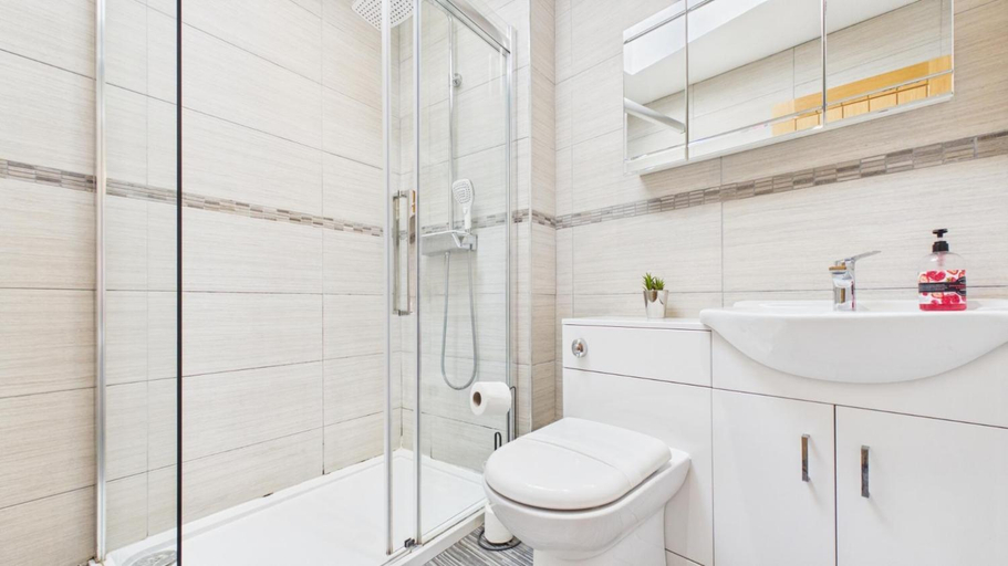Bathroom 3, Harry's - 2 Bedroom Holiday Home - Tenby, Pembrokeshire