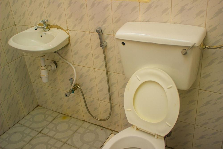 Bathroom 5, Victoria View Inn, Jinja
