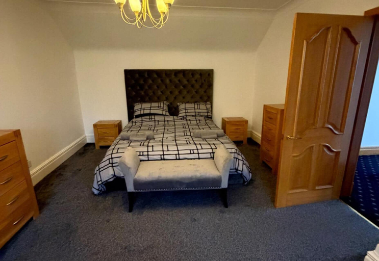 Room 2, Luxurious Airdrie Retreat With 5 Bedrooms, North Lanarkshire