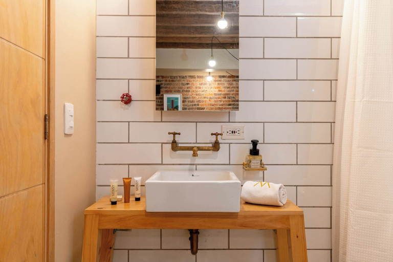 Room 4, w Sleek 2BR in The Heart of La Candelaria, Santafé de Bogotá