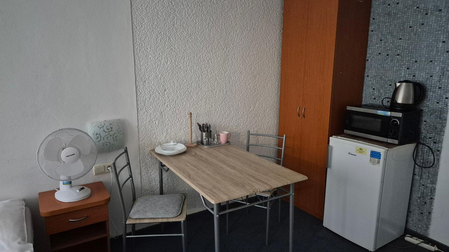 Others 3, Chata Triomint, Senec