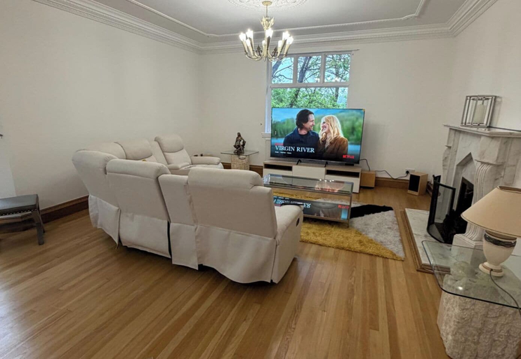 Living area 3, Luxurious Airdrie Retreat With 5 Bedrooms, North Lanarkshire