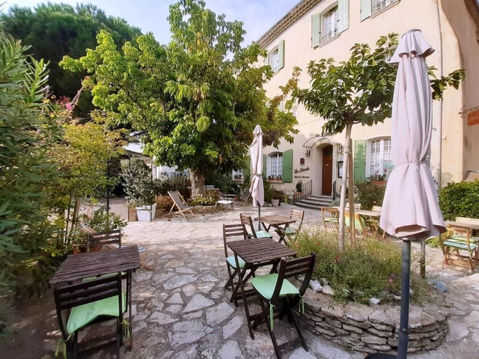 Others 2, Hotel le Siecle, Vaucluse
