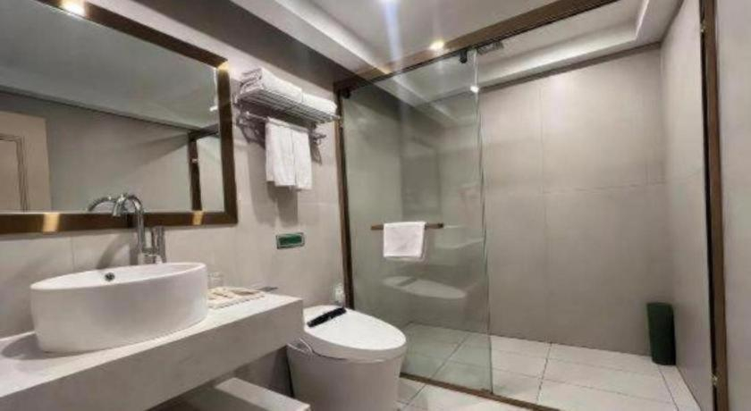 Bathroom 4, Vienna Hotel Guangxi Yangshuo Impression, Guilin