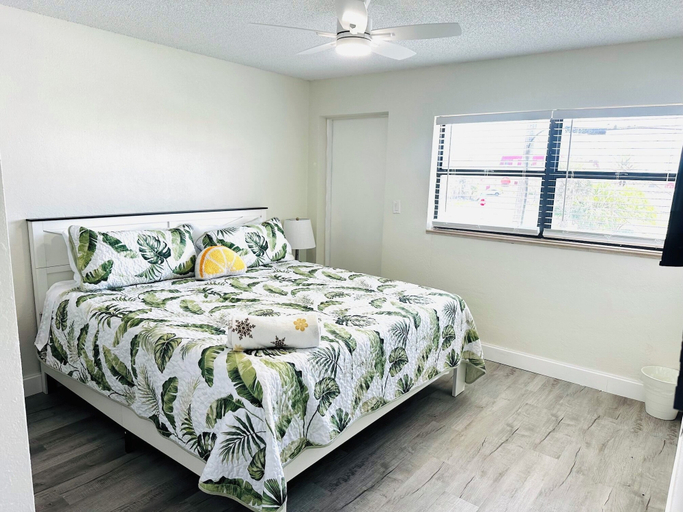 Room 5, 2 Bed Room Pool Steps to Beach Unit 6, Brevard