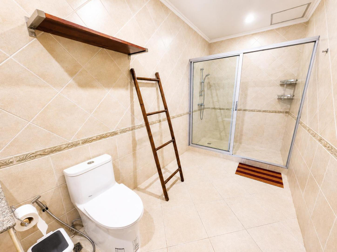Bathroom 2, Villa Phratamnak, Pattaya