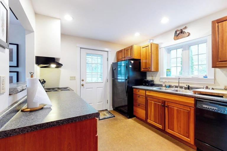 Private kitchen 4, Gorgeous Water-view Home & Attached Apartment With Washer/dryer, Knox