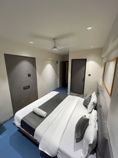 Room 5, Hotel NR INN, Ahmadabad