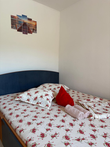Others 4, Casa Iulia, Eselnita