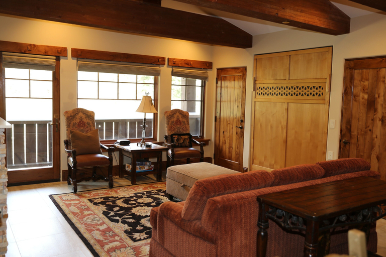 Living area 5, One Bedroom Two Queen Suite 1 Suite, Summit