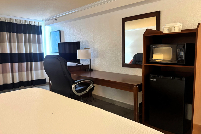 Bedroom 3, Ramada by Wyndham Birmingham Airport, Jefferson