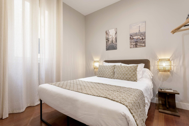 Room 4, Stylish 4BD Apartment Madrid . Duque de Osuna II, Madrid