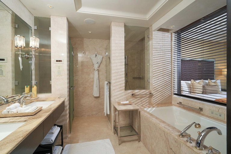 Bathroom 5, The Leela Palace Chennai, Chennai