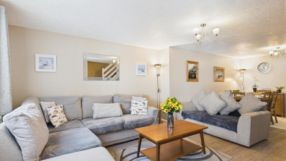 Others 4, Harry's - 2 Bedroom Holiday Home - Tenby, Pembrokeshire