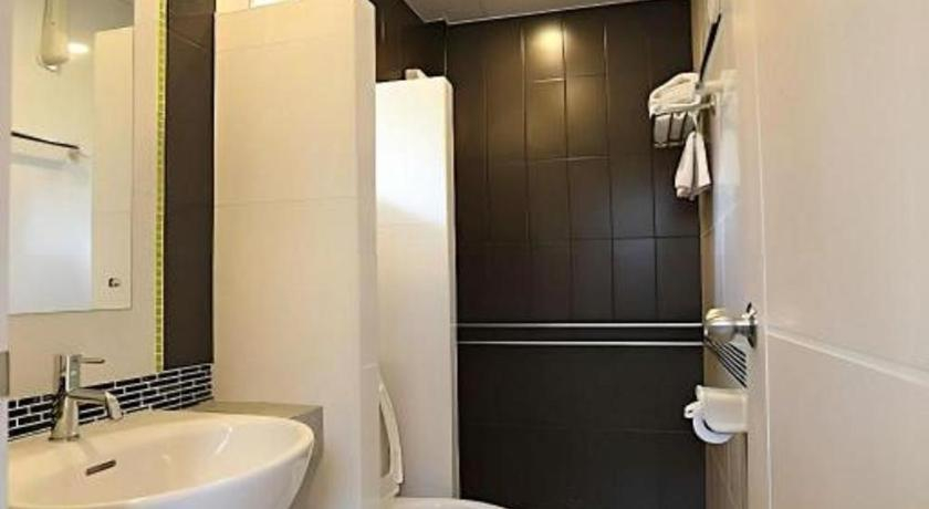 Bathroom 3, Nopparat Garden Hotel, Muang Samut Songkhram