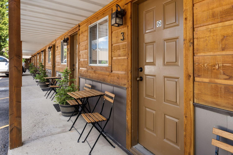 Exterior & Views 1, The Evergreen, Gallatin