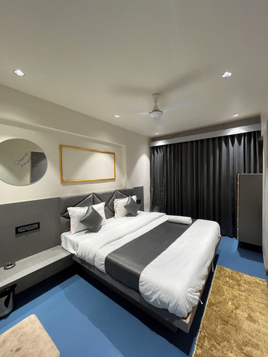 Room 4, Hotel NR INN, Ahmadabad