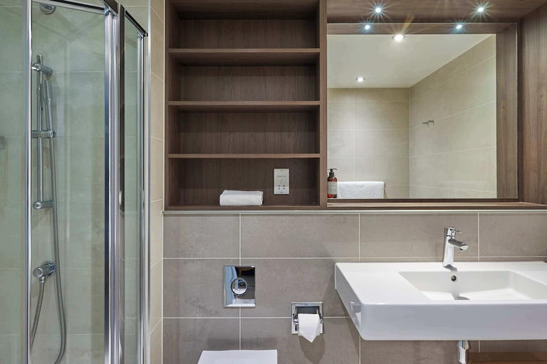 Bathroom 4, Leman Locke, London