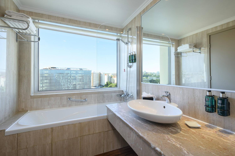 Bathroom 4, Melia Lisboa Oriente, Lisbon