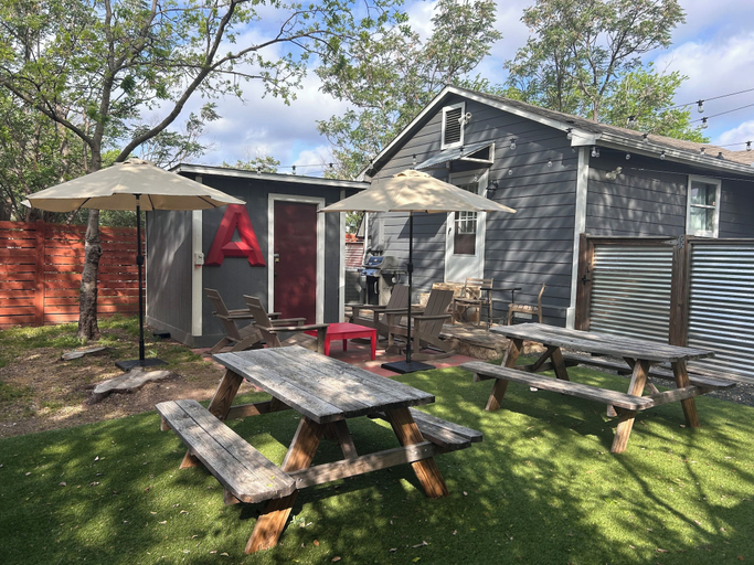 Outdoor dining 3, East 18th, Travis