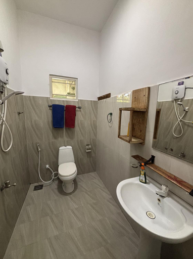 Bathroom 2, Lobster Inn, Trincomalee Town and Gravets